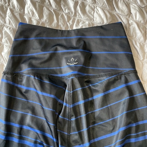 Beyond Yoga Pink/Blue/Black Striped Ankle Leggings Size Small - Picture 4 of 6